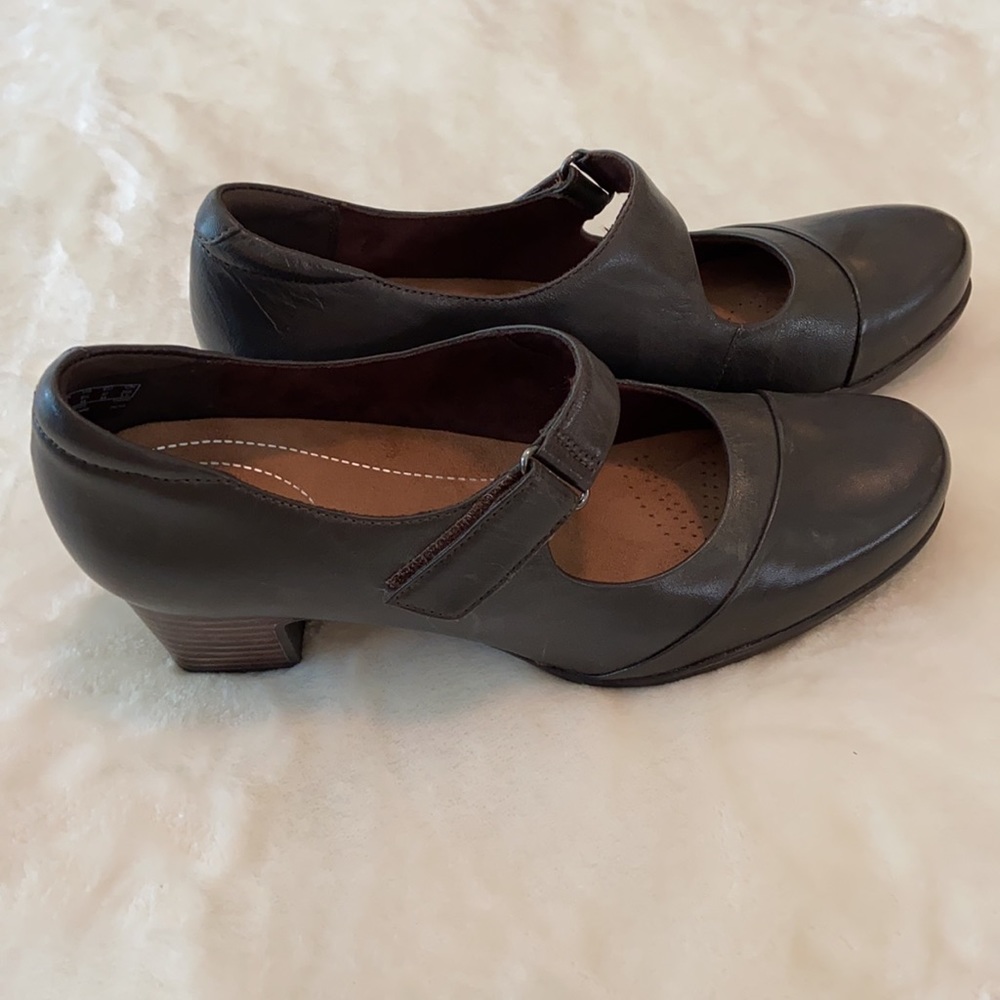 LIKE NEW Clarks MaryJane Heels NEVER WORN - Picture 2 of 4